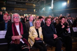 Winy Maas na galavečeru České ceny za architekturu (odleva Ladislava Lábus, Eva Jiřičná, Maas a porotkyně Gilma Teodora Gylyte). Winy Maas navštívil Česko poprvé už jako student, vyučoval tu na fakultě architektury ČVUT a loni také porotoval tuzemskou architektonickou cenu. Při předávání mluvil o tom, že Češi jsou introvertní a skeptičtí a má je za to rád i nerad. Možná trochu podobný je tuzemský vztah k významnému tvůrci. Nikdo však nemůže popřít, že změnil architekturu.  Gratulujeme k experimentálnímu dílu a k narozeninám.