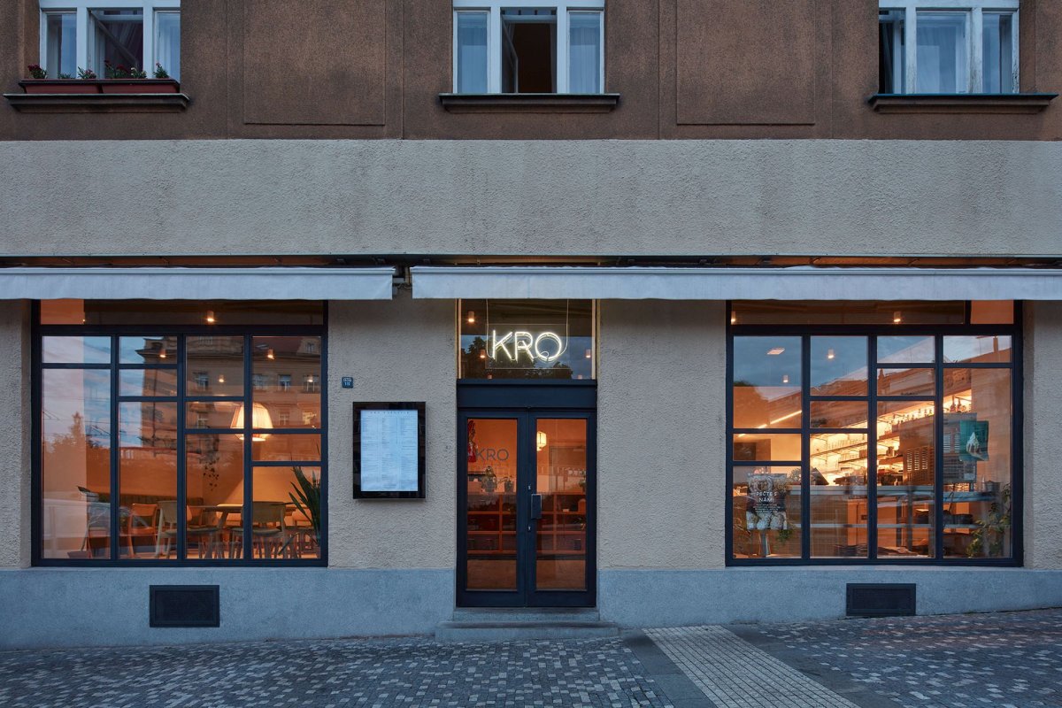 Na počátku bylo kuře. Původní podnik KRO otevřel v roce 2019 na Vinohradech a zakládal si na grilovaných kuřatech, uzených kolenech aj. (KRO Vršovice, NEUHAUSL HUNAL)