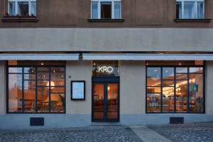 Na počátku bylo kuře. Původní podnik KRO otevřel v roce 2019 na Vinohradech a zakládal si na grilovaných kuřatech, uzených kolenech aj. (KRO Vršovice, NEUHAUSL HUNAL)