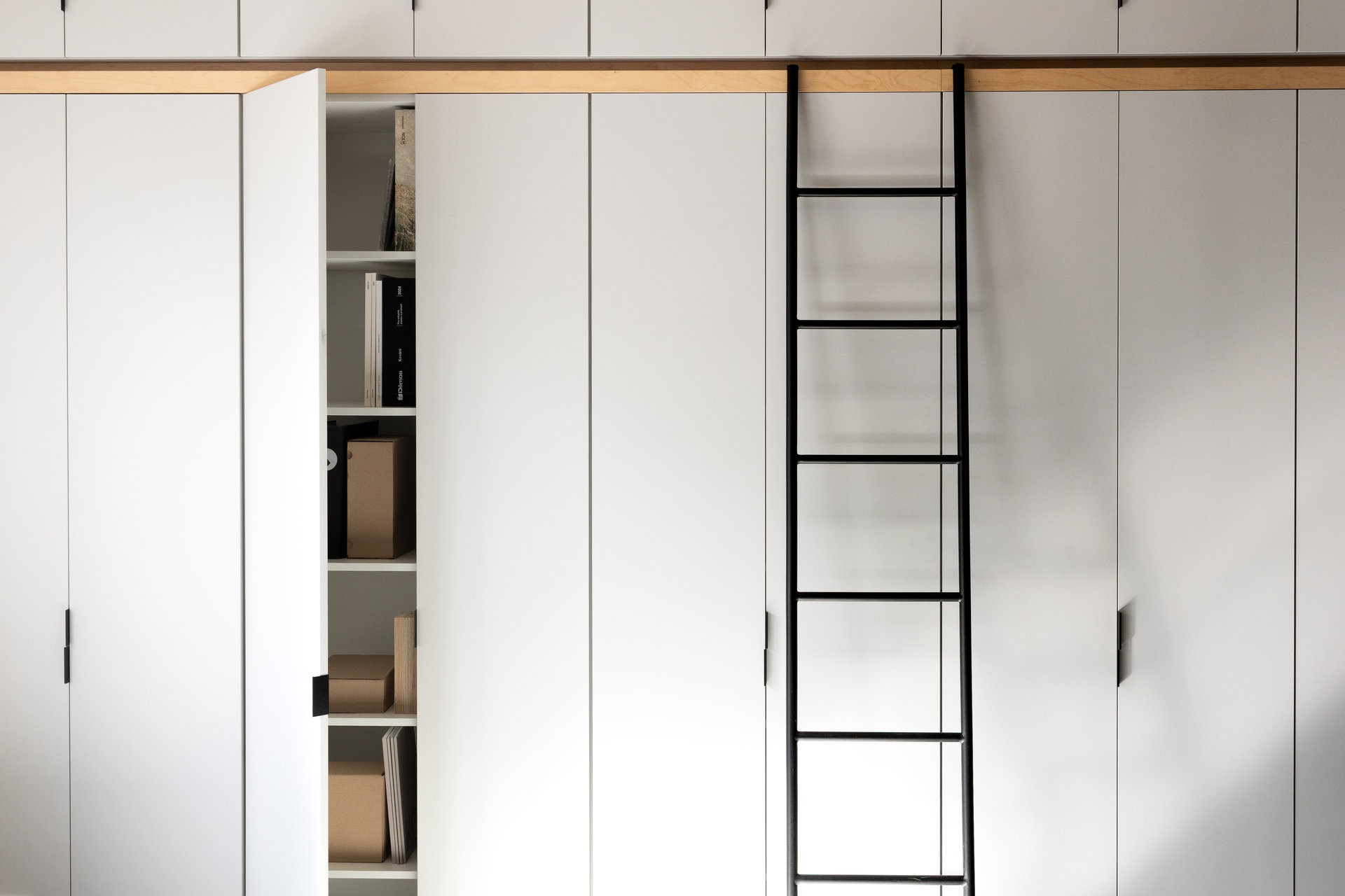 Skříň SETUP se žebříkem od PROFIL NÁBYTEK
