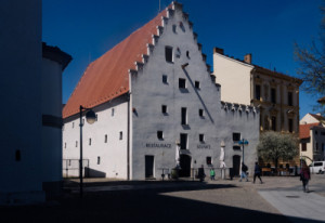 Solnice je pozdně gotická budova, která se objevila ve filmu Pyšná princezna. Proměna na pivovar s restaurací od architekta Šimon Brnada získala v roce 2019 cenu Památka roku.