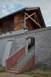 Kocanda Kravsko, ORA: Vstup do areálu schodištěm