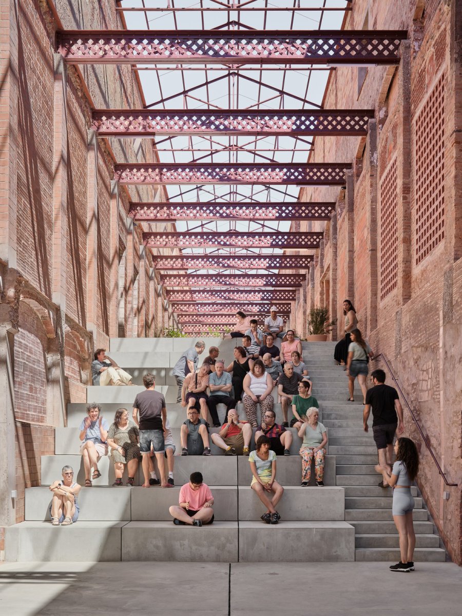 Schodiště sloužící jako místo setkávání. (Sociální projekt v bývalé textilní továrně; H ARQUITECTES)