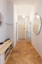 Dřevěné parkety se povedlo repasovat. (Byt ve Vršovicích, Schwestern)