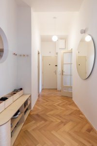 Dřevěné parkety se povedlo repasovat. (Byt ve Vršovicích, Schwestern)