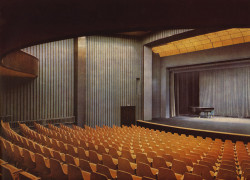 Vladimír Machonin dělal stavební dozor při stavbě československého pavilonu na Expo 58 v
Bruselu. Ve stejnou dobu projektovat kulturní dům v Jihlavě. Jednoduché „bruselské“ tvary se tak
v návrhu projevily.