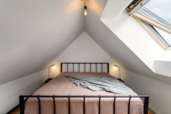 Boq architekti - Dům u rybníka: Nahoře pak postel a pracovní místo