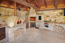 „Výrobky od Cihelny Kadaň používáme do topenišť krbu a pecí v zahradních kuchyních, které stavíme z přírodního pískovce a na okrasné klenby a římsy," říká p. Hrdina z Hrdina & České pískovce s.r.o.