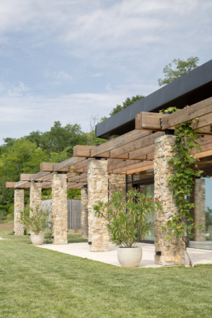 Pergola zároveň stíní velké prosklené plochy fasády (Villa VICUS v Nitře; sebastian nagy architects)