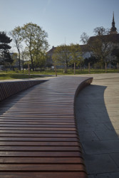 Park na Moravském náměstí, Consequence Forma: Pojítkem, možná dokonce symbolem, této myšlenky je táhlá lavice, která, rozdělená na několik částí, obíhá okolo centrálního brouzdaliště/fontány a v zimě možná kluziště