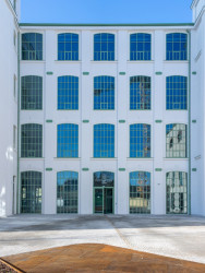 Hliníková profilová série Schüco AWS 75 WF.SI+ dokáže skvěle imitovat původní ocelová okna s hustým členěním