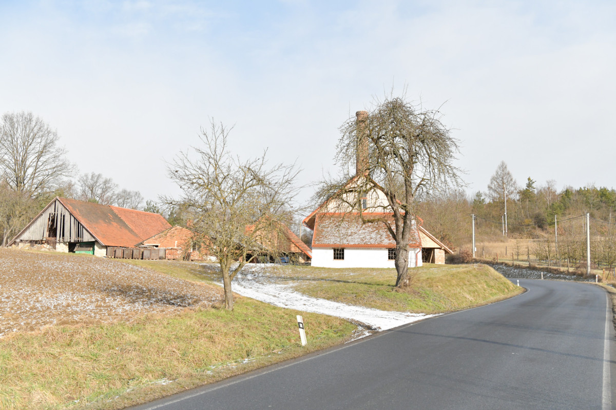 Cihelna je prvním stavením, které vítá návštěvníky Boubína přijíždějící od Horažďovic