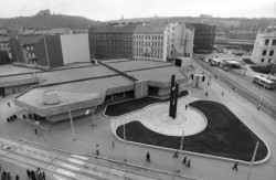 Vestibul na Florenci B, který pravděpodobně ustoupí nové zástavbě. Před ním dílo Radiohodiny Rudolfa Svobody. Ukazují čas ve světových metropolích včetně Moskvy. Tento údaj se má nyní zaměnit na Kyjev – na vyjádření podpory Ukrajiny.