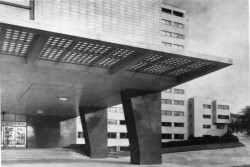 Dům odborových svazů v Praze na Žižkově navrhli přední českoslovenští architekti Josef Havlíček a Karel Honzík ve 30. letech, dobové foto.