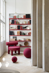 Křeslo od ukrajinské designérky Kateryny Skolové (Apartmán v Laichterově domě, Other Projects Studio) 