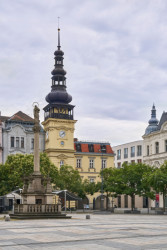 Hned vedle je budova tzv. Staré radnice - dnes Ostravské muzeum. (Bytový dům Nové Lauby v Ostravě, ateliér znamení čtyř - architekti)