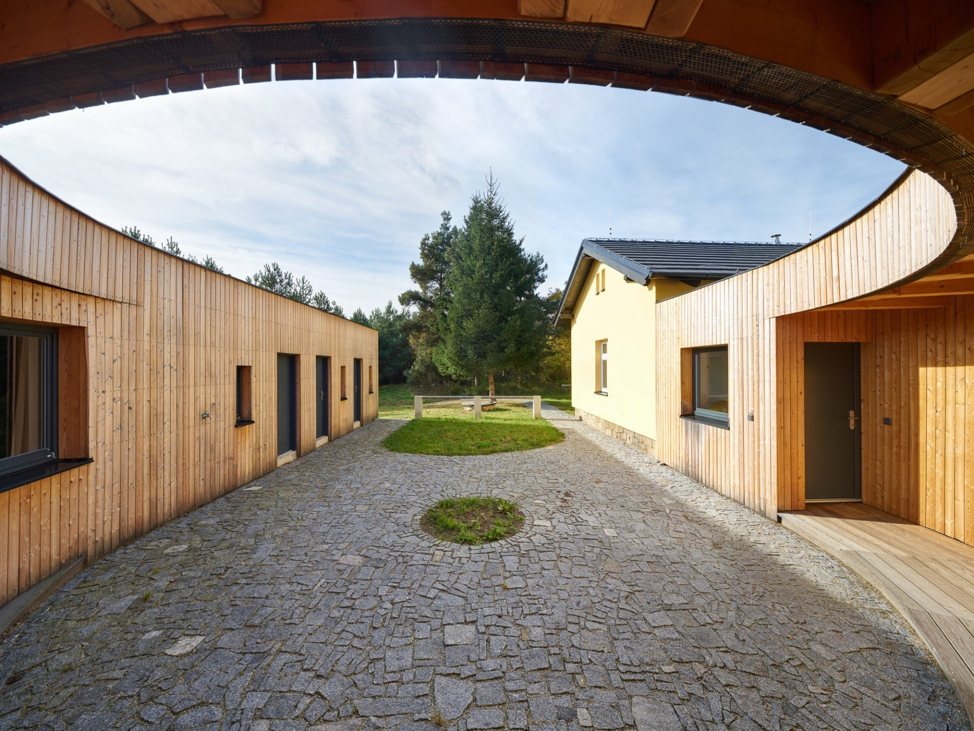 Sociální bydlení Sananim v Heřmani od architekta Jakuba Našince