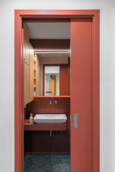 Nová koupelna v sytých barvách. (Byt 4+1 v panelu; Zuzana Bartasová)