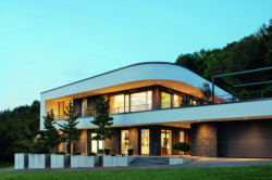 Architektonickým cílem bylo, aby budova harmonicky splynula se  svažitým pozemkem a současně vznikl akcent v rámci okolí.