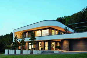 Architektonickým cílem bylo, aby budova harmonicky splynula se  svažitým pozemkem a současně vznikl akcent v rámci okolí.