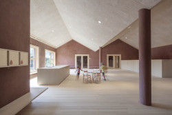 Padevilla architects - Vzdělávací centrum v malé rakouské obci: Zemité barvy použité v exteriéru i interiéru působí útulným dojmem