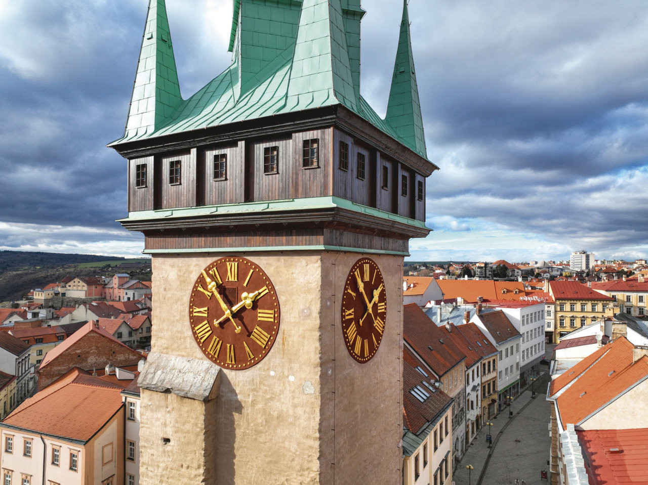Radniční věž ve Znojmě po čtyřleté rekonstrukci znovu zpřístupňuje svou historickou konstrukci i vyhlídku na město a okolní krajinu.