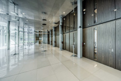 Rekonstrukce univerzitní auly v Praze od studia DRNH & Jana Čejky