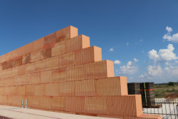 Zateplovat novostavbu dodatečně totiž prodlužuje dobu realizace a zvyšuje náklady, exteriérové zateplení má navíc také mnohem kratší životnost než omítnuté zdivo