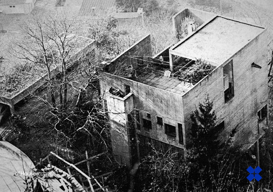 Dům z monolitického železobetonu má po vzoru Le Corbusiera také střešní zahradu.