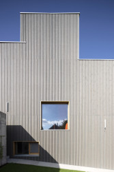 Rodinný dům Na rade, Noiz architekti: Dům vznikl na místě staršího objektu, rekonstrukce nebyla možná