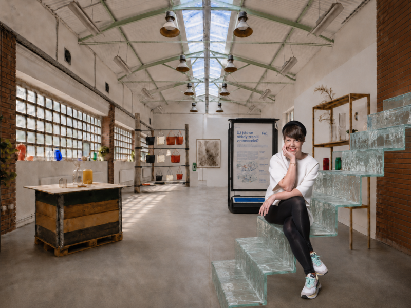 Sklářský ateliér na strahovském stadionu, nová galerie v Brně a další novinky z designu od Veroniky Pařízkové.