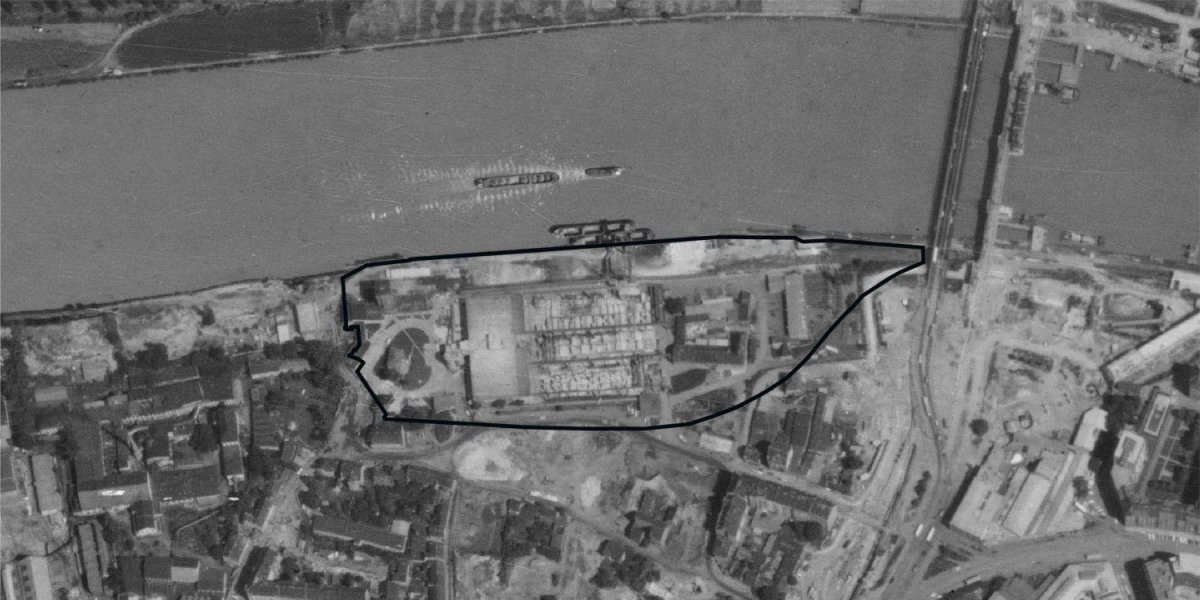 Ortofotomapa z roku 1975 zobrazující panelárnu před výstavbou holešovické přeložky. Na obrázku je přibližně vyznačeno dnešní území panelárny.