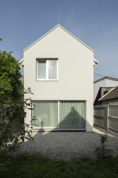 Na západní části domu je výstup na malou zahradu, kde bude v budoucnu terasa a popínavé rostliny. (Úzký patrový dům v Žilině, architektonické studio treea - architekt Peter Kasman.)