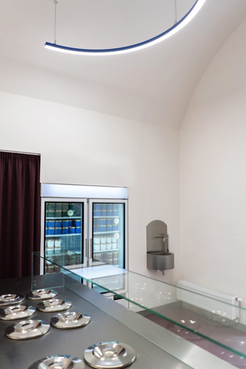 Interiér zmrzlinárny v Brně od architektky Barbory Kudelové