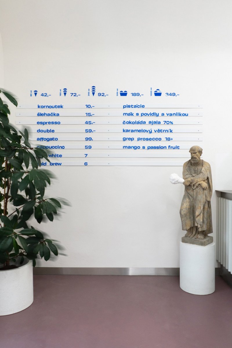 Interiér zmrzlinárny v Brně od architektky Barbory Kudelové