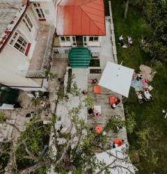 Proces rekonstrukce proběhl rychle. Majitelé totiž chtěli stihnout „otevíračku“ s příchodem teplých dní. (Vila 63, edit!)