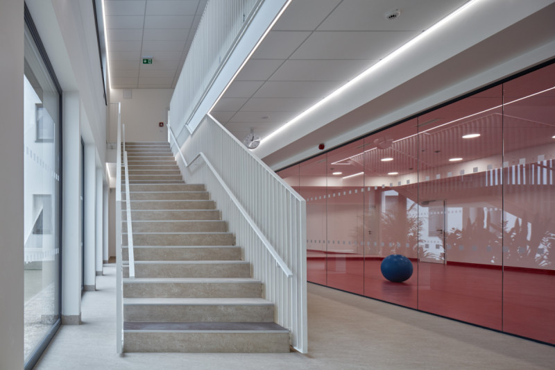 Pohled do interiéru (Dětská léčebna se speleoterapií v Ostrově u Macochy; Adam Rujbr Architects)