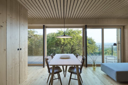 Z obývacího pokoje se vychází rovnou na terasu. Zádveří ano či ne? I o tom mluví architekti v Bourání.