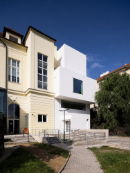 Nová část sem přináší jasnost a dynamiku. (Přístavba Pedagogické fakulty Masarykovy univerzity v Brně, studio dílna)