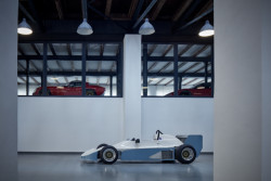 Místo skleněných tyčí na výrobu jablonecké bižuterie, jsou tu jiné poklady. (Automoto muzeum v Lučanech nad Nisou, studio ARCHIDEE, architekt Ondřej Novosad)