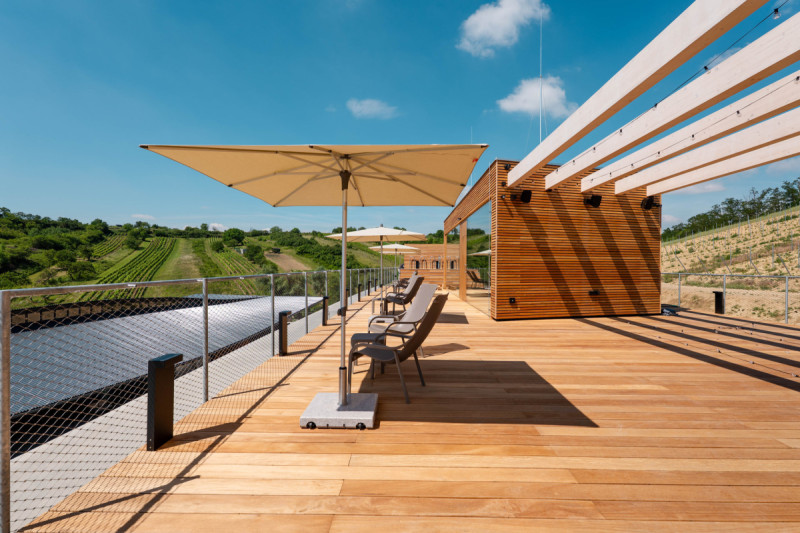 Na střeše horní budovy s ubytováním je wellnes. (ARTEVINI Resort & Winery u Velkých Pavlovic; znamení čtyř – architekti)