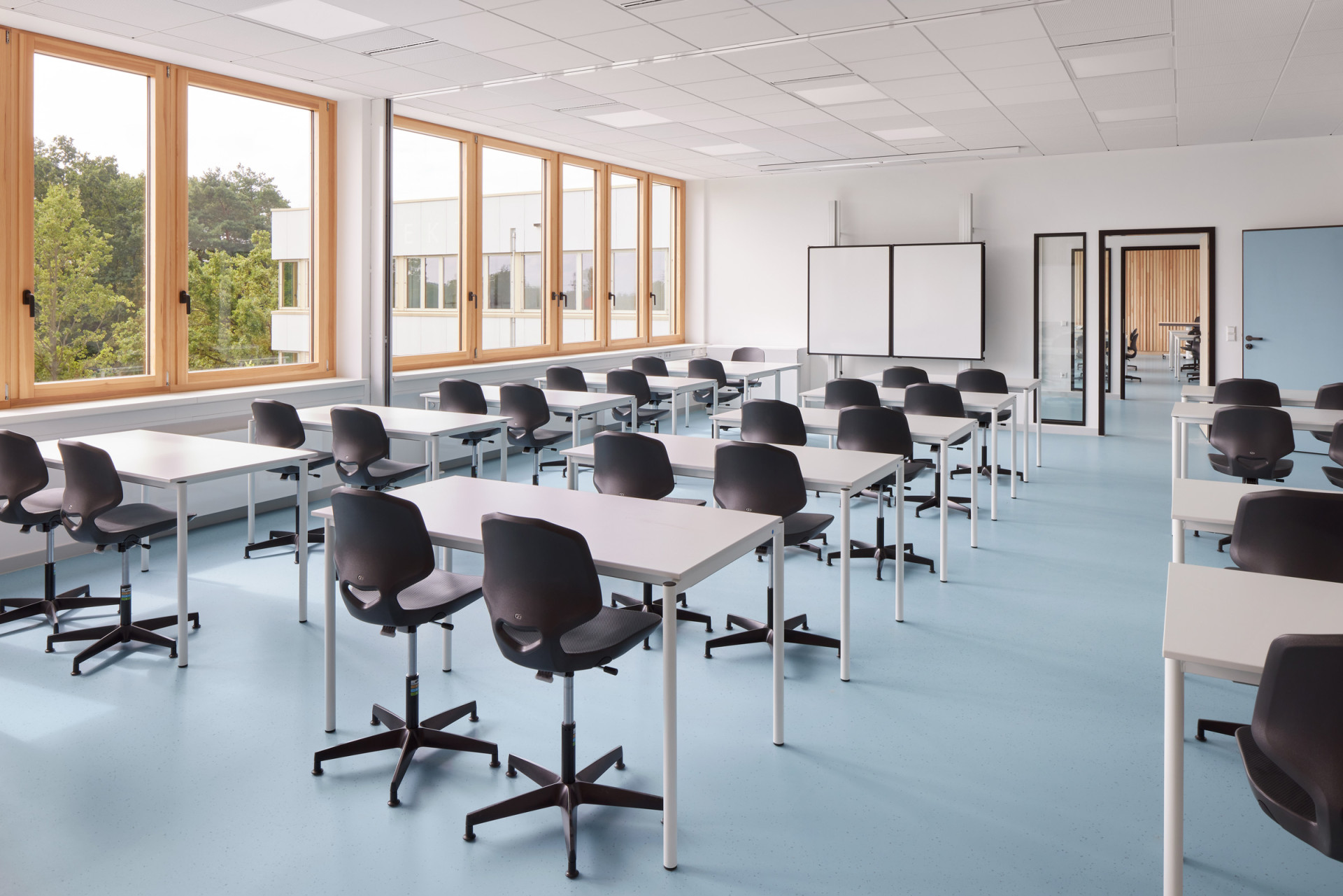 Použití litých podlah StoCretec na chodbách, ve třídách, na schodištích nebo v sanitárních prostorách přispívá k dlouhodobé udržitelnosti projektu a zvýšení efektivity provozu školy.