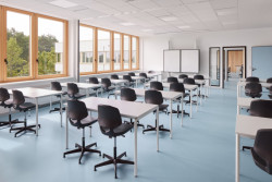 Použití litých podlah StoCretec na chodbách, ve třídách, na schodištích nebo v sanitárních prostorách přispívá k dlouhodobé udržitelnosti projektu a zvýšení efektivity provozu školy.