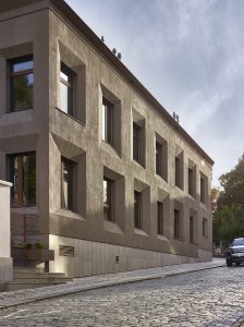 Směrem do ulice je všechno jinak, sklo nahrazuje omítnuté zdivo. (Rezidence Gotthardská v Praze, NEDVEDARCHITETI)