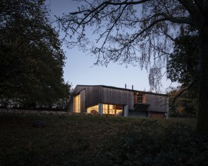 Stodola proměněná v sochařský ateliér od architekta Thomase Randall-Page