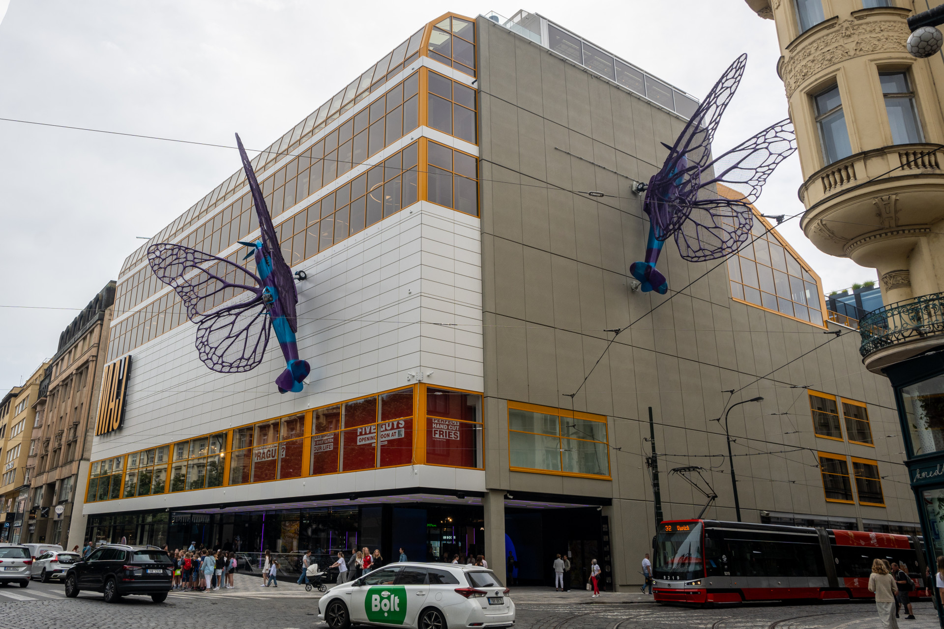 Milovníci architektury ocenili vnější podobu obchodního domu, který se vrátil takřka do původního stavu z let 1972–1975. „Dodrželi jsme přesnou podobu fasády,“ říká architekt Milan Mlada z ateliéru AGE Project. 