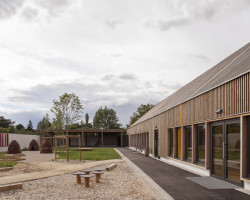 Škola ve francouzském Josnes od studia FAUN