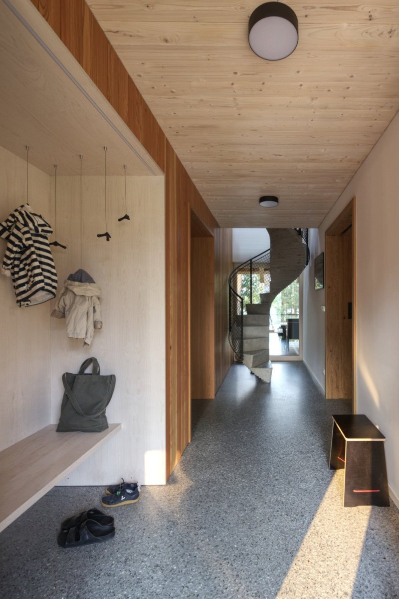 Vstup s teracem a subtilní točité schodiště do patra (Chata Spiegelbaude, A1 architects)
