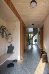 Vstup s teracem a subtilní točité schodiště do patra (Chata Spiegelbaude, A1 architects)