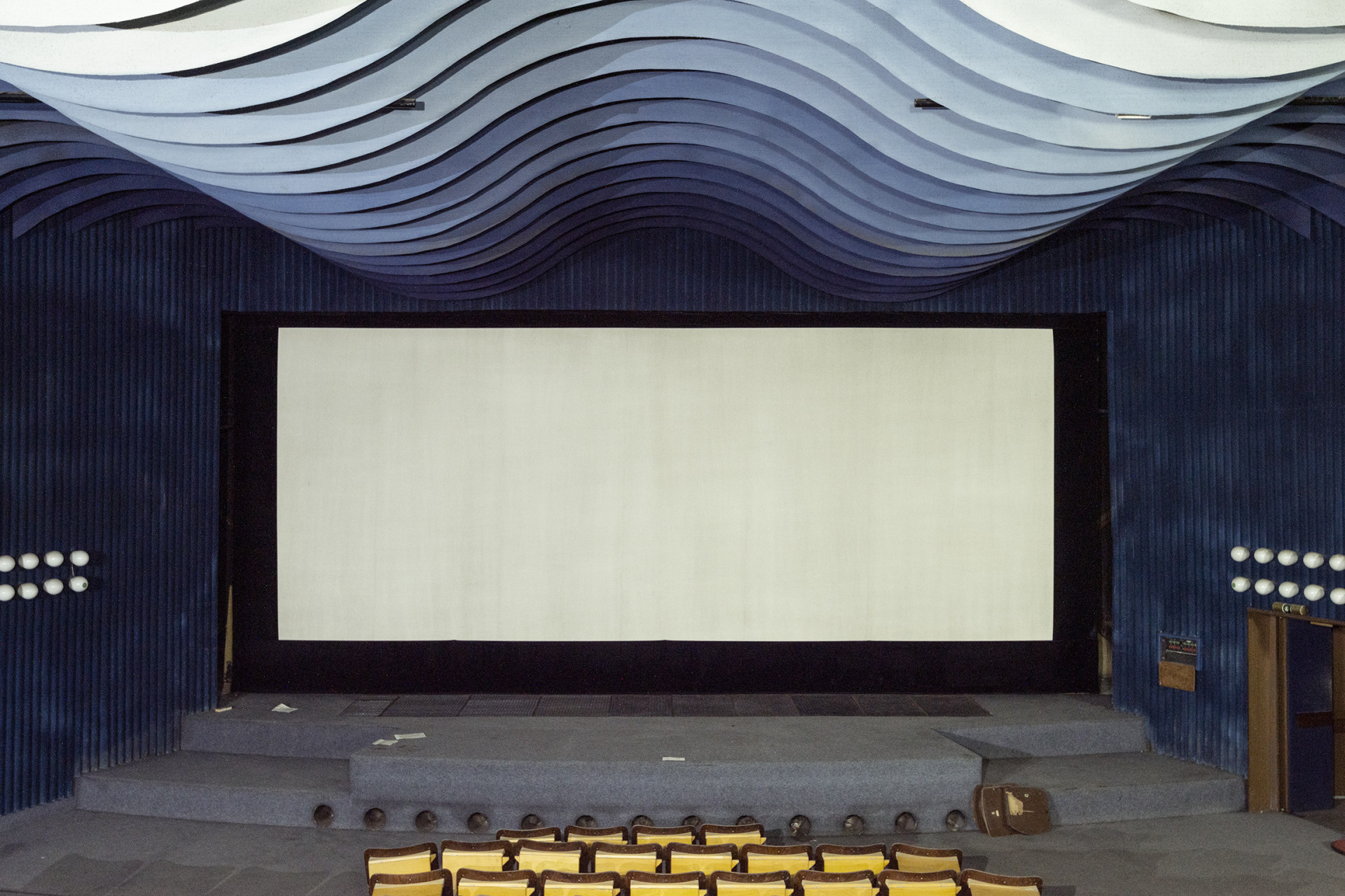 Některé kulturní domy se v 90. a nultých letech rovnou zavřely. To je i případ KD Eden v Praze Vršovicích od Hany a Dalibora Peškových z roku 1980. Zchátral a čeká ho zřejmě demolice, ač se i tady nachází řada hodnotných výtvarných prvků.